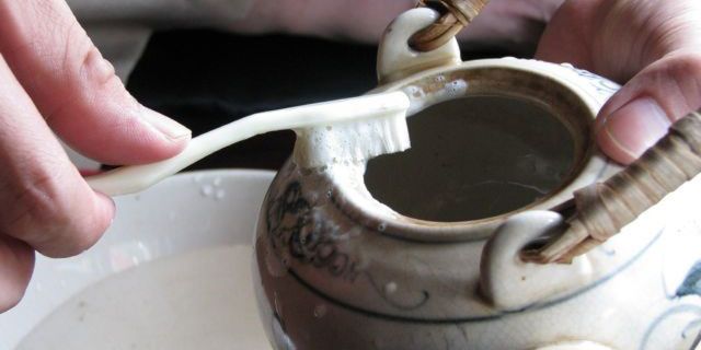Cách tẩy vết trà ố trên tách trà, ly sứ bám lâu ngày hiệu quả