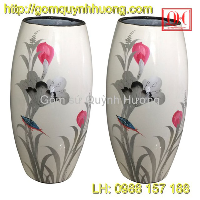 Đây cũng là thiết kế lọ hoa đẹp, cao cấp được sản xuất từ làng gốm Bát Tràng. Từng hoa văn, đường nét trên bình hoa được khắc họa tinh xảo, có tính thẩm mỹ cao