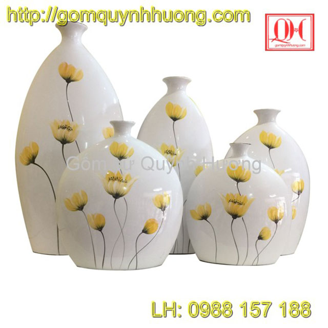 Lọ hoa Bát Tràng cao cấp họa tiết hoa vàng sang trọng. Sản phẩm có thể dùng để cắm hoa hoặc trang trí không gian