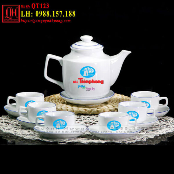 Ấm chén uống trà màu trắng in logo báo Tiền Phong