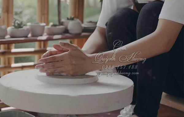 Bàn xoay trong nhiều công đoạn làm gốm