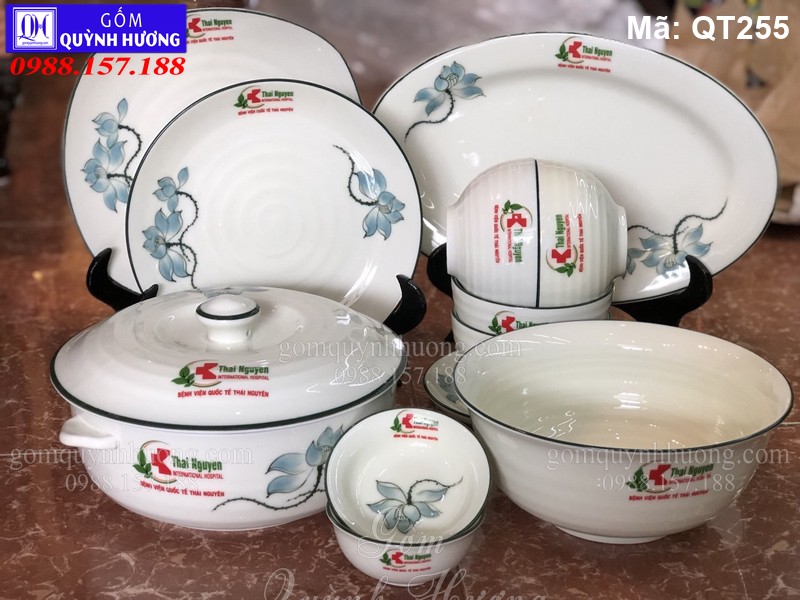 Bộ bát đĩa vẽ sen in logo Bệnh Viện Quốc Tế Thái Nguyên mã QT255 Bộ bát đĩa vẽ sen in logo Bệnh Viện Quốc Tế Thái Nguyên mã QT255