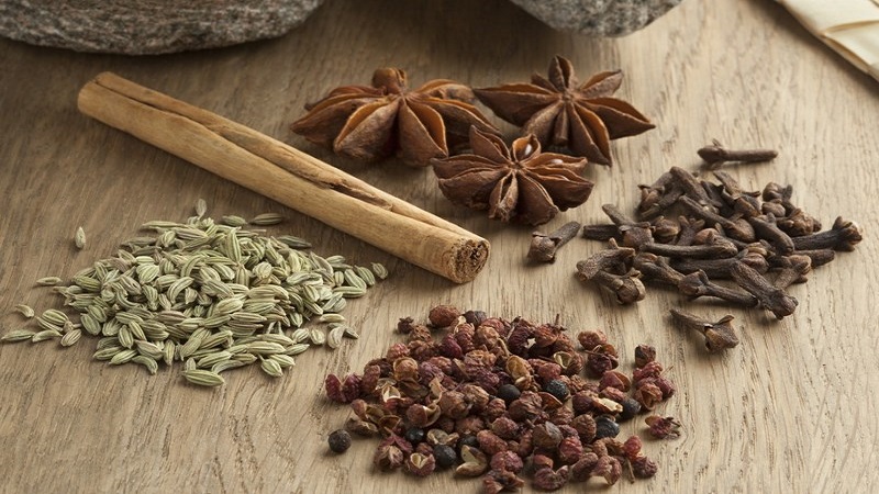 Ngũ vị hương trong cốt bát hương